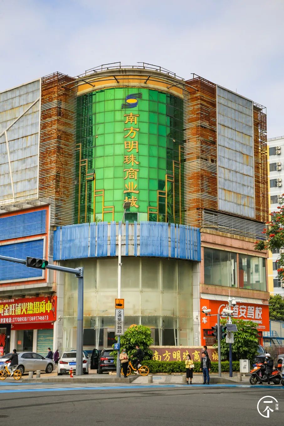 我在深圳富士康打工，月入5k，住30元旅館