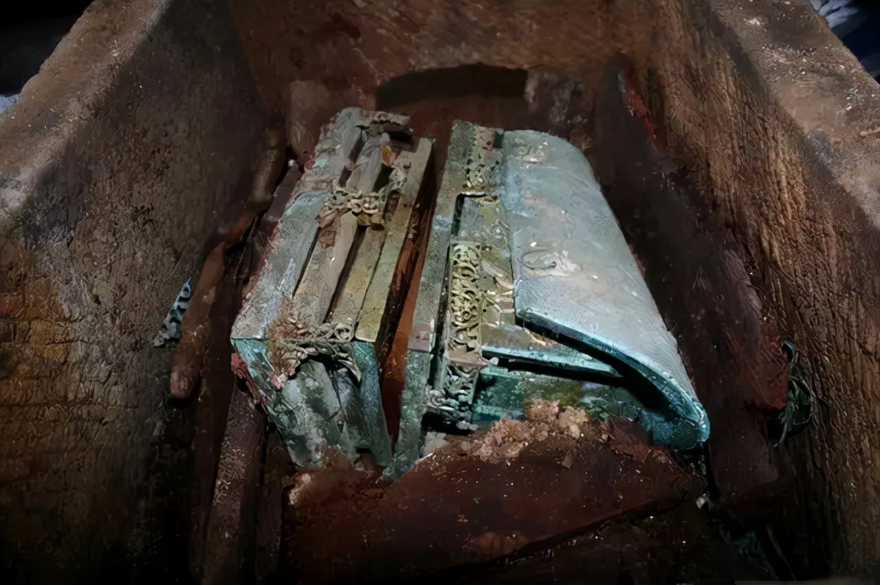 08年，山西古寺挖出唐代金棺，外包五层棺椁，金棺里面发现舍利子