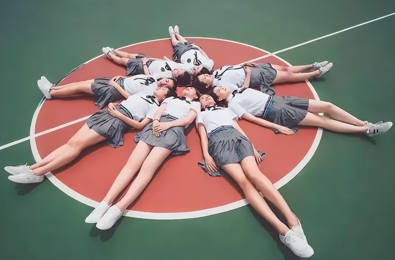 大学生“JK制服”毕业照，男生表示很养眼，网友却认为没有学生样