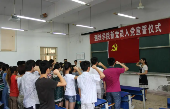 大学辅导员必须是党员吗（大学入党命运掌握在谁手里）