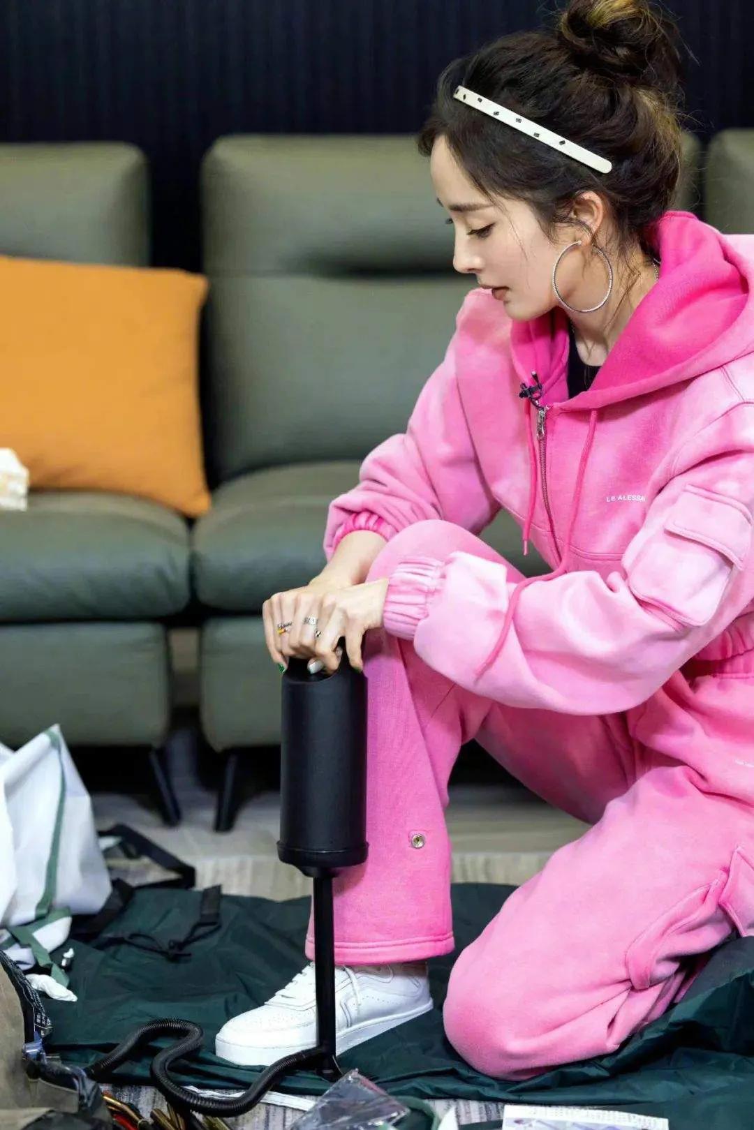 梦幻粉色，大女生戚薇、杨幂和金晨，小女生孙怡、任敏和周洁琼、