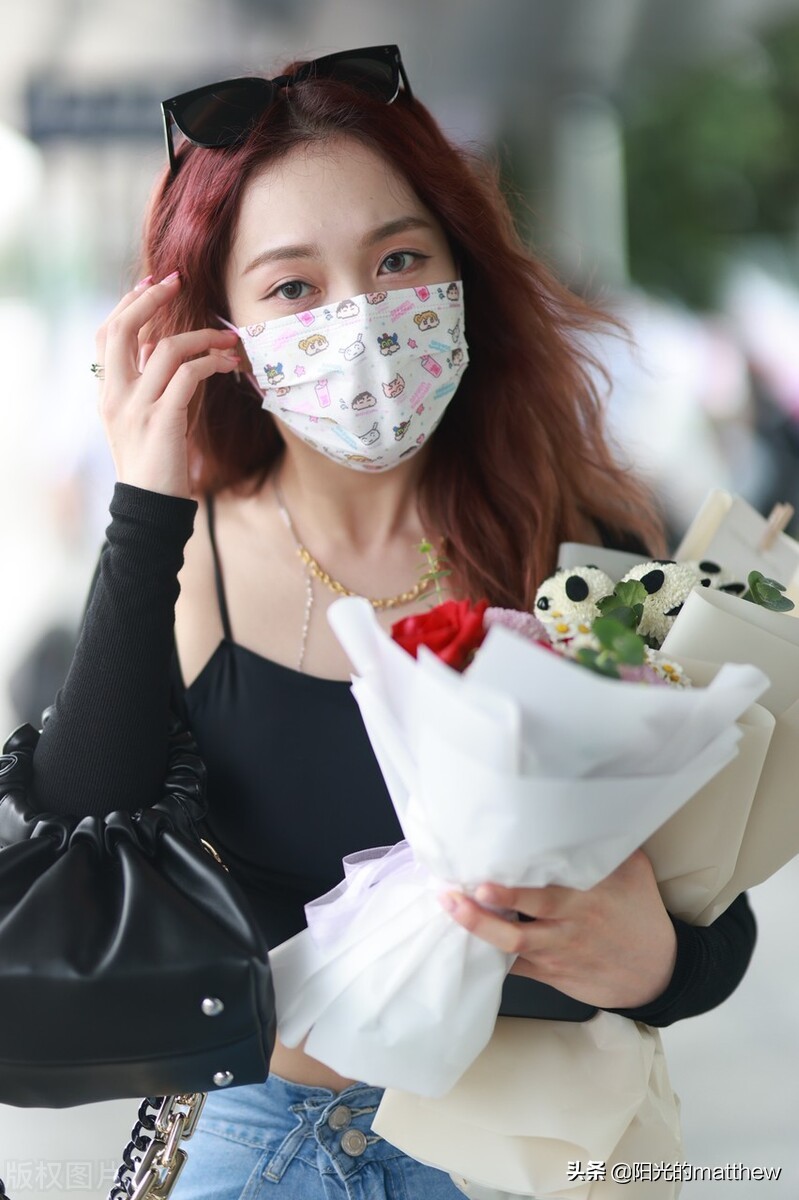 符雅凝金色长发时尚亮丽，对镜比V更活泼俏皮