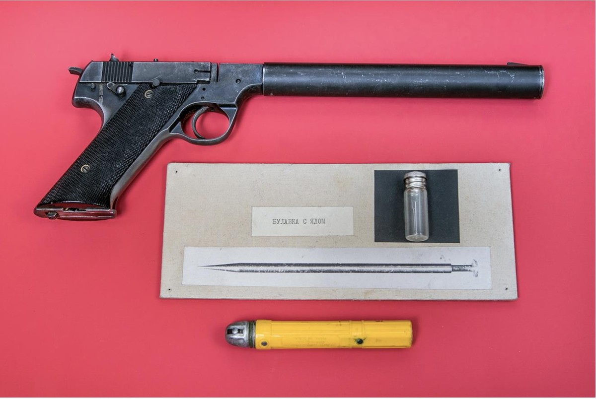 美国飞行员弗朗西斯-鲍尔斯的毒针,手电筒和一把带消音器的枪当飞行