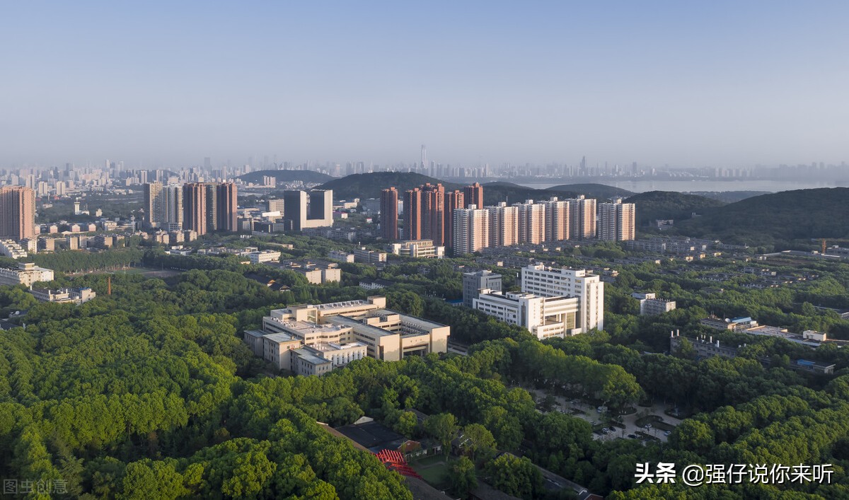 湖北：“豪横”大学建了37个食堂，校内5个地铁站，网友看法不一