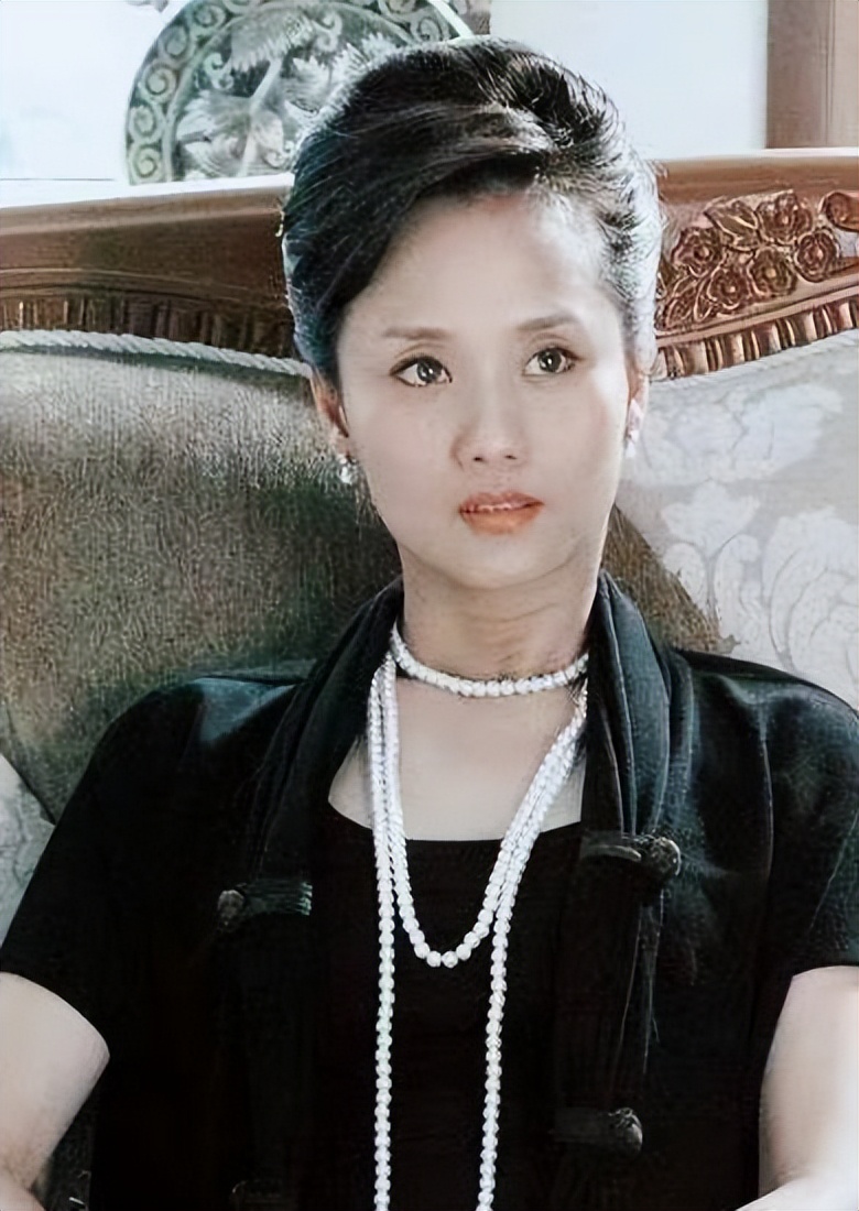 剧里土气十足的大妈，年轻时个个是风华绝代的大美人，差距太大了