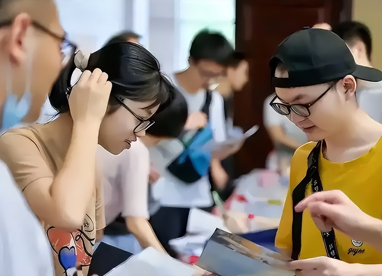 2022本科“红牌专业”出炉，就业率亮起红灯，家有考生要慎重