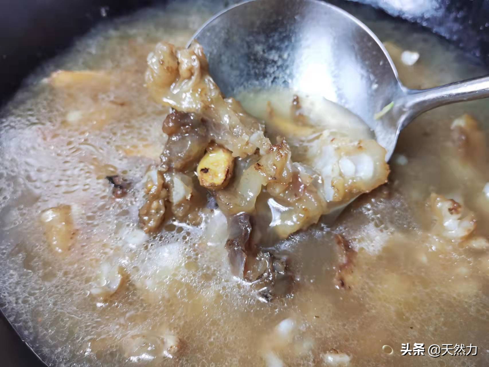 牛蹄筋要怎么做才软烂入味，教你家常做法，一口下去全是胶原蛋白