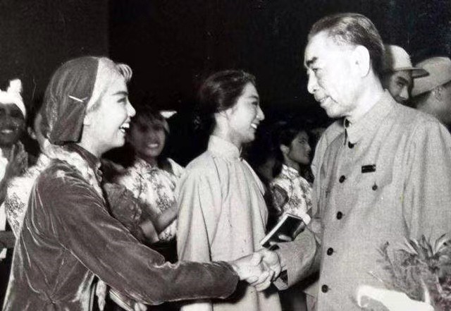 石钟琴：饰演“白毛女”爆红，恋人苦等她十年，今77岁仍热爱舞蹈