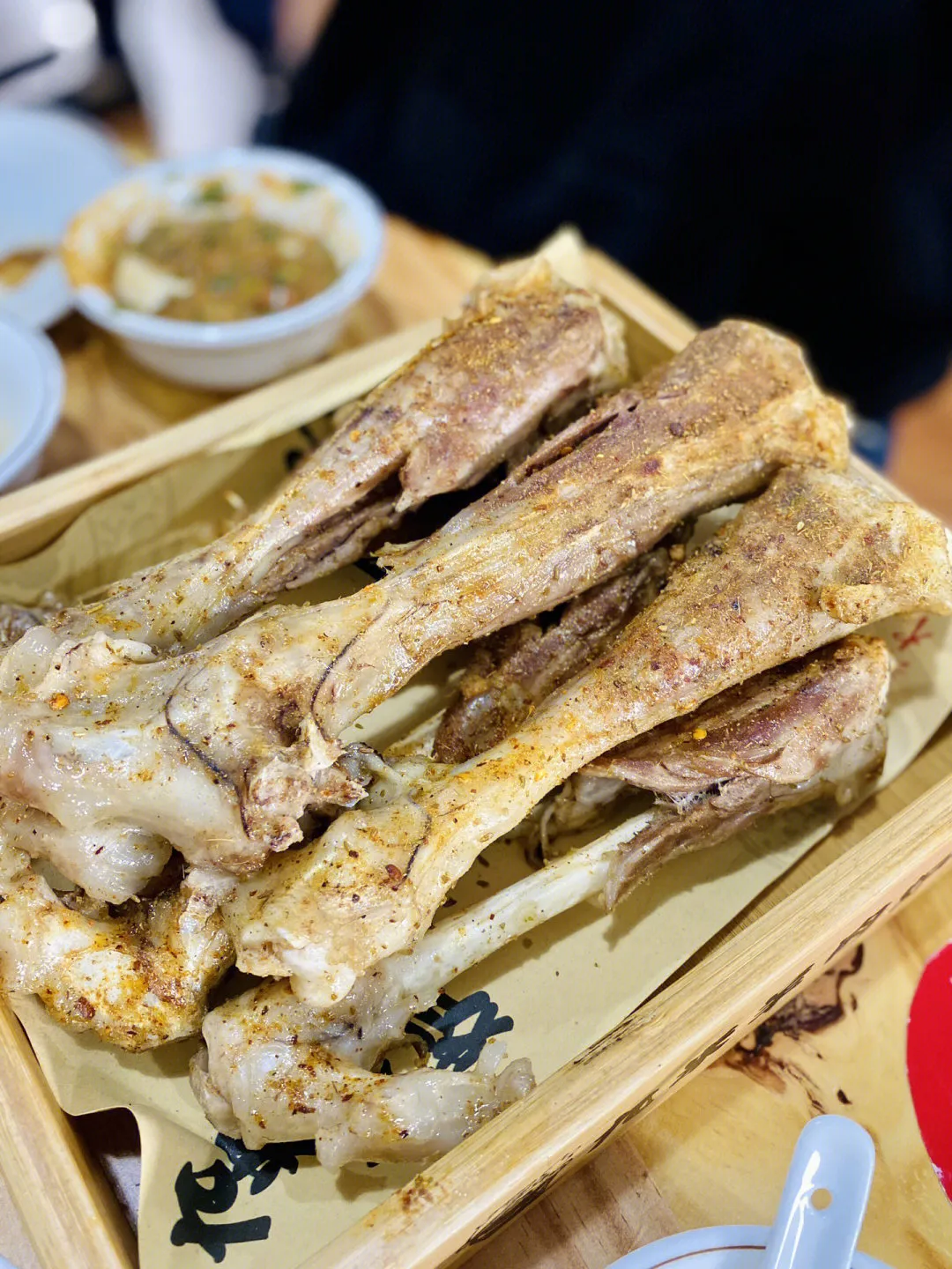 杭州食｜羊肉炉和冬天好配啊|||杭州的冬天总是突如其来，前一天还穿着薄薄的衬衫