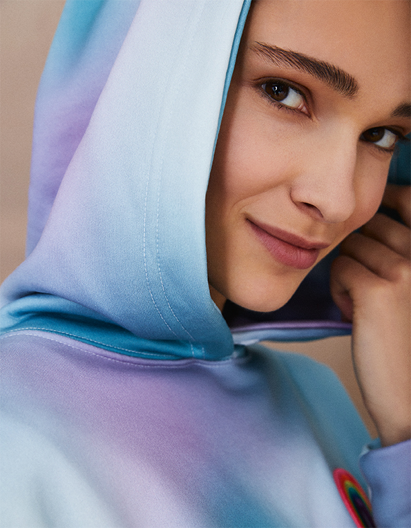 Max Mara 精选甜美印花与色调，用流光溢彩装点灿烂夏日
