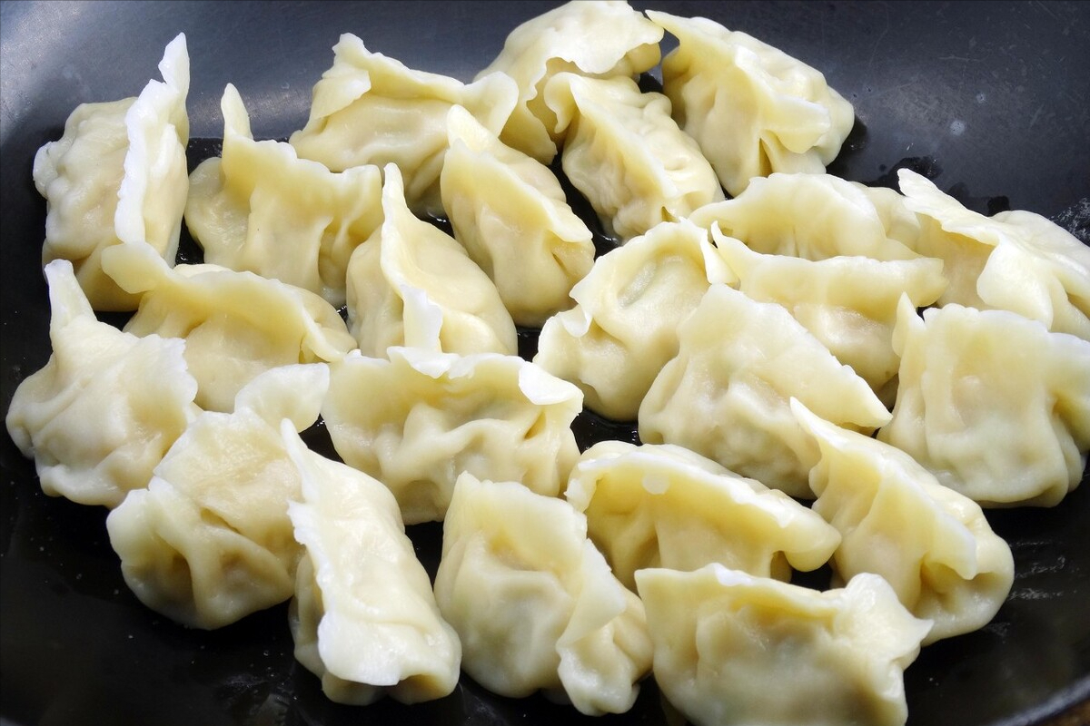 速冻饺子怎么做煎饺（分享配方比例煎饺色泽金黄有冰花）