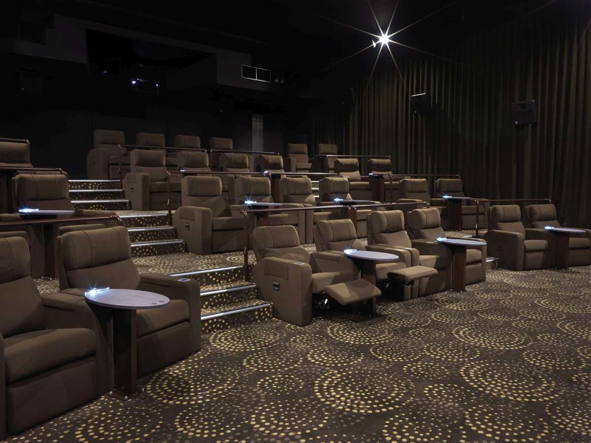 为什么电影院的椅子都是红色的？