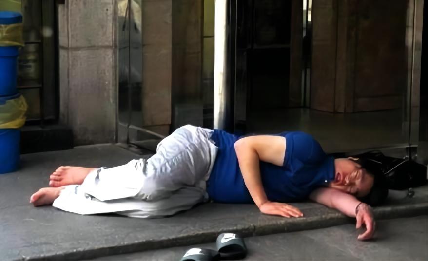 男子和失足女发生关系后睡着，因呼噜声太大，被抬到外面后死亡？