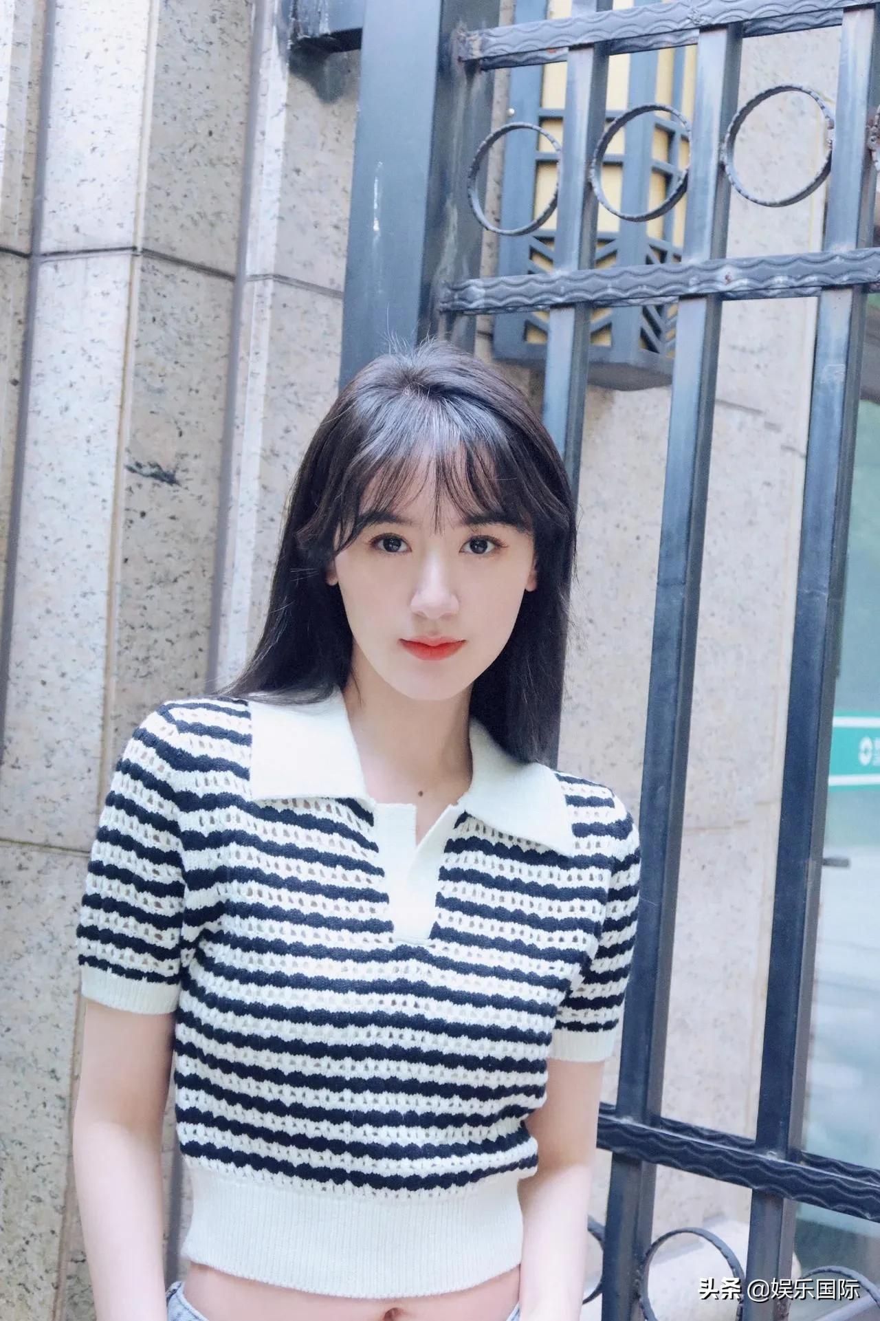 袁冰妍夏日生活照释出 对镜甜笑娇美可人