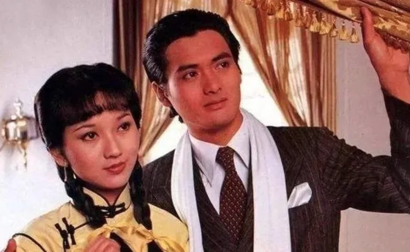 68岁赵雅芝再扮冯程程,穿粉色洋装秀小蛮腰,时隔41年容颜未改