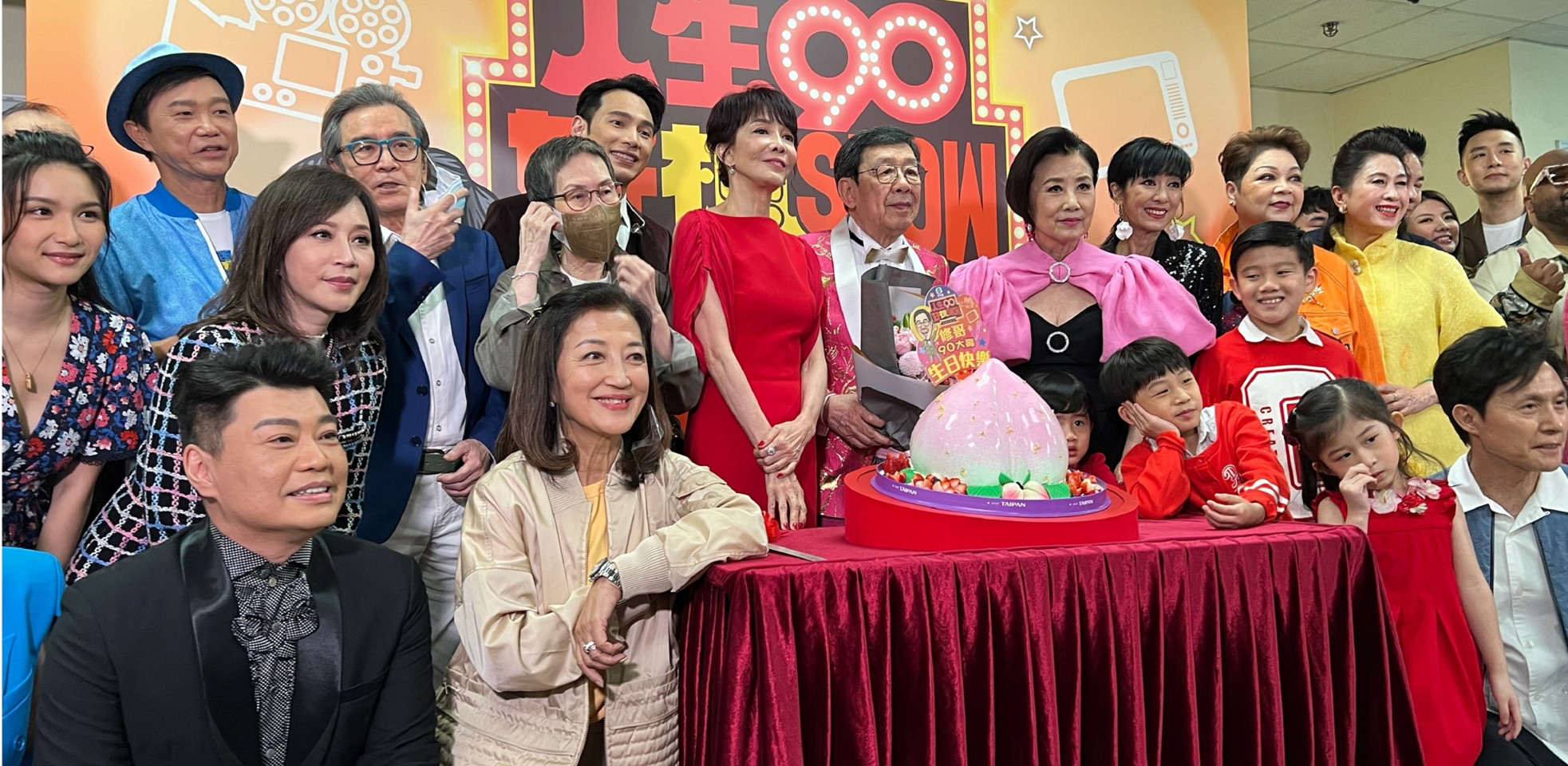 胡枫90岁生日宴太隆重!众星云集堪比台庆,汪明荃郑裕玲打扮高贵