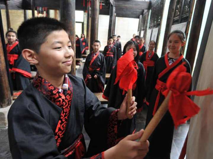 小学生“极简试卷”火了，多写一笔算我输，老师还挑不出错