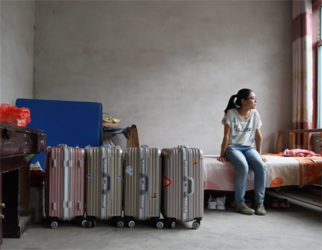 2017年山东农村四胞胎姐妹花同时考上大学，父母给他们买了部手机