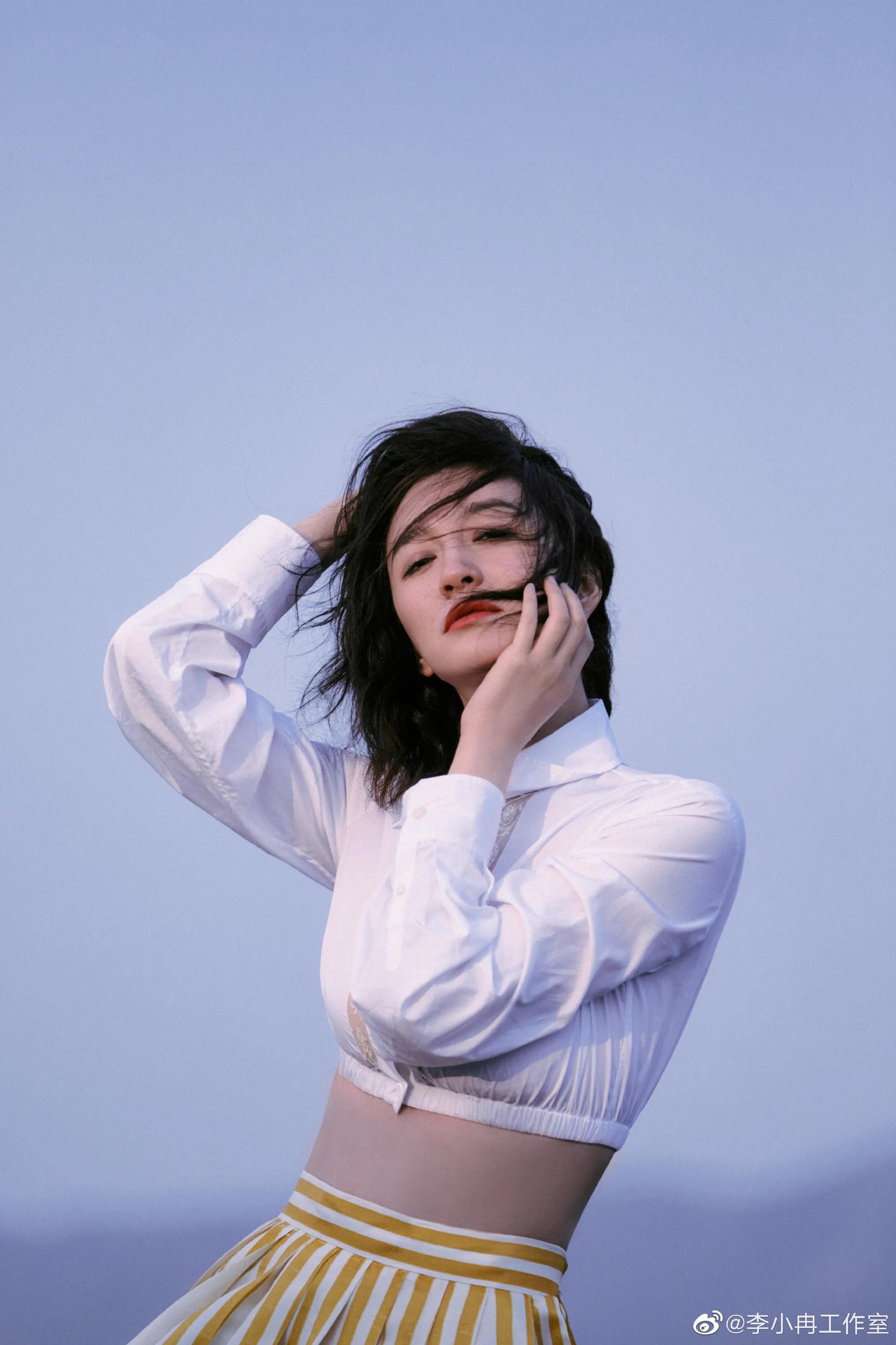 李小冉海岸礁石质感大片