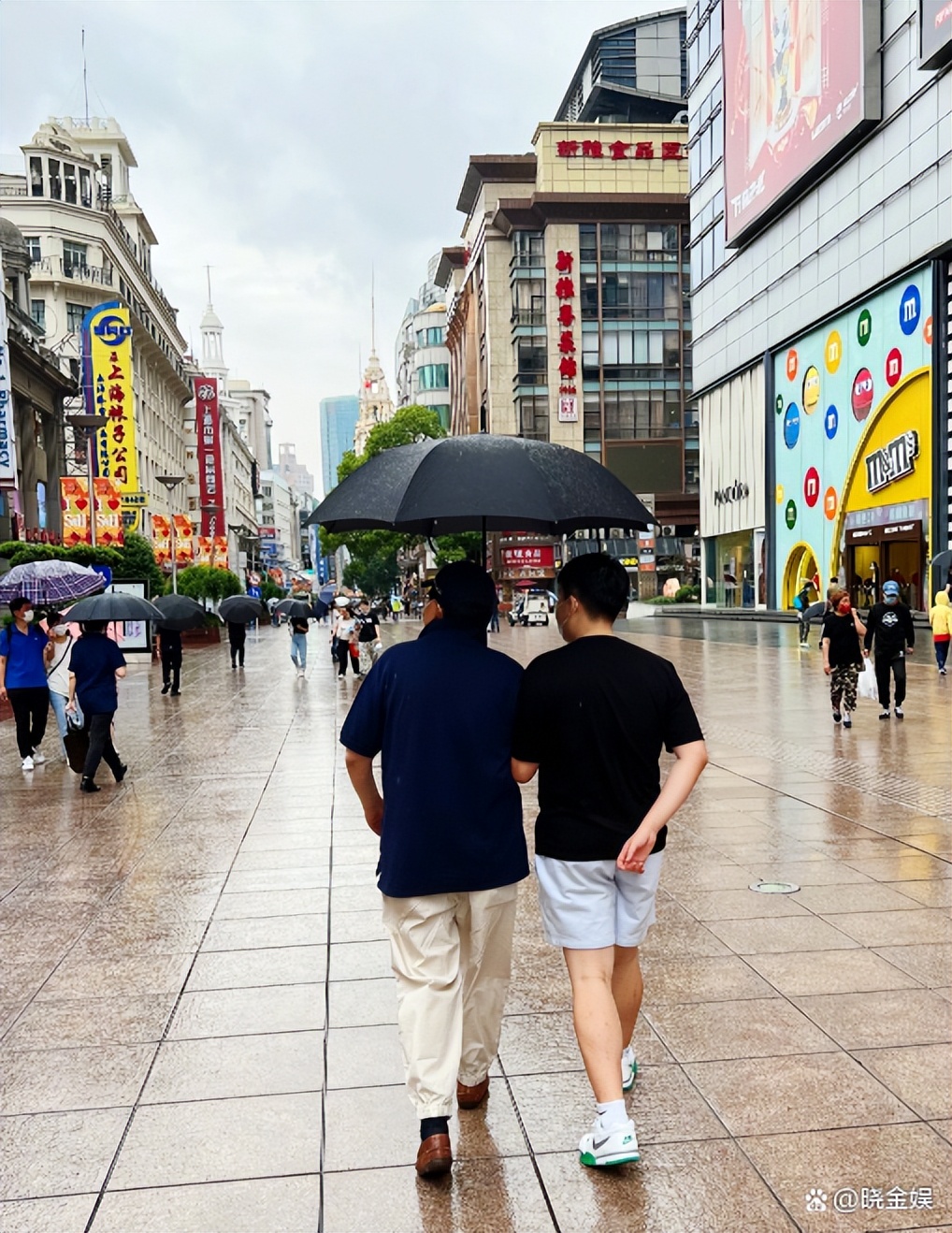 曹可凡：带儿子参观东方卫视，首次称呼其为“曾经工作过的地方”