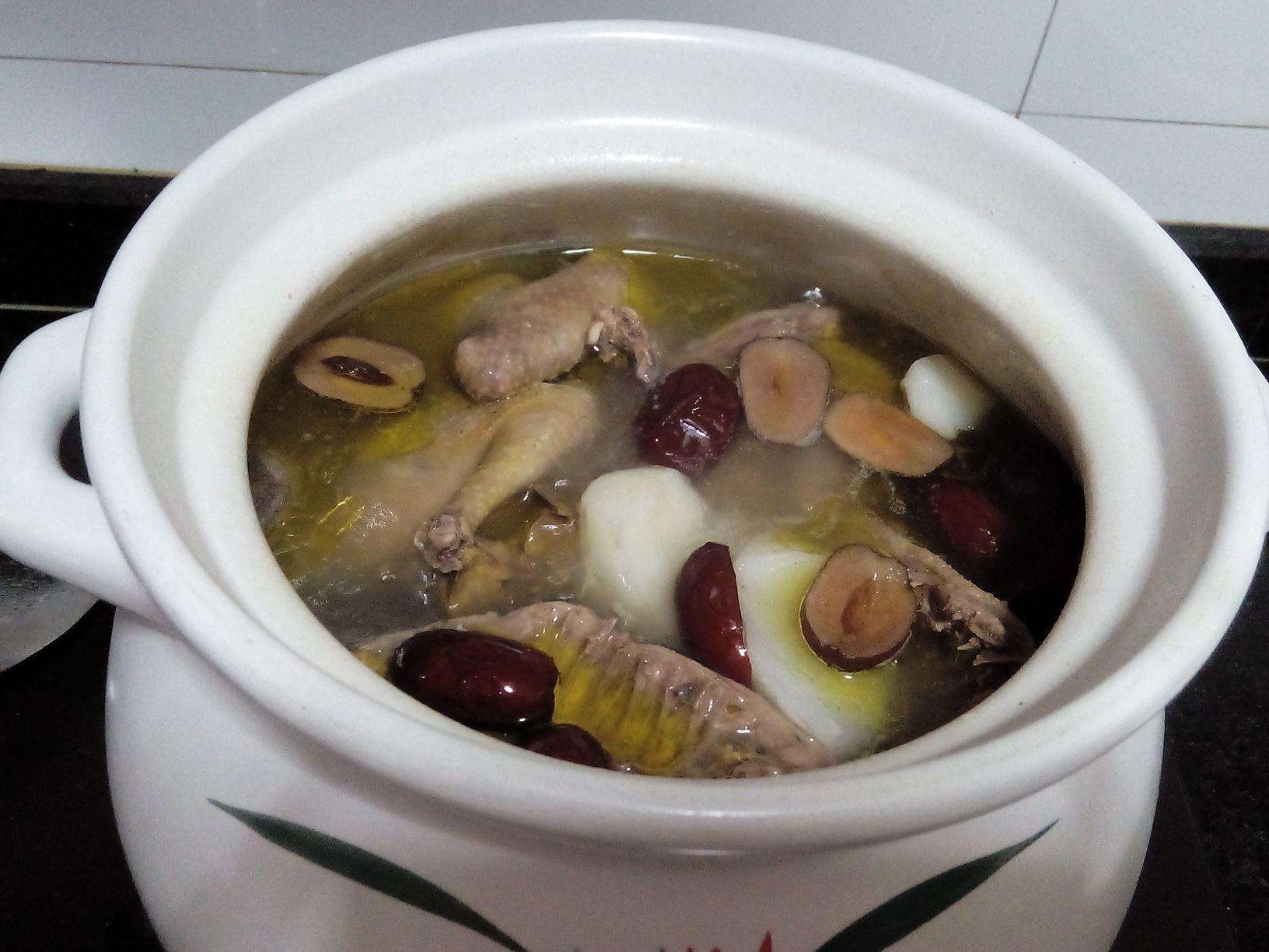 俗话说“一鸽顶九鸡”冬天手脚冰凉的，做这道鸽子汤，营养又暖和