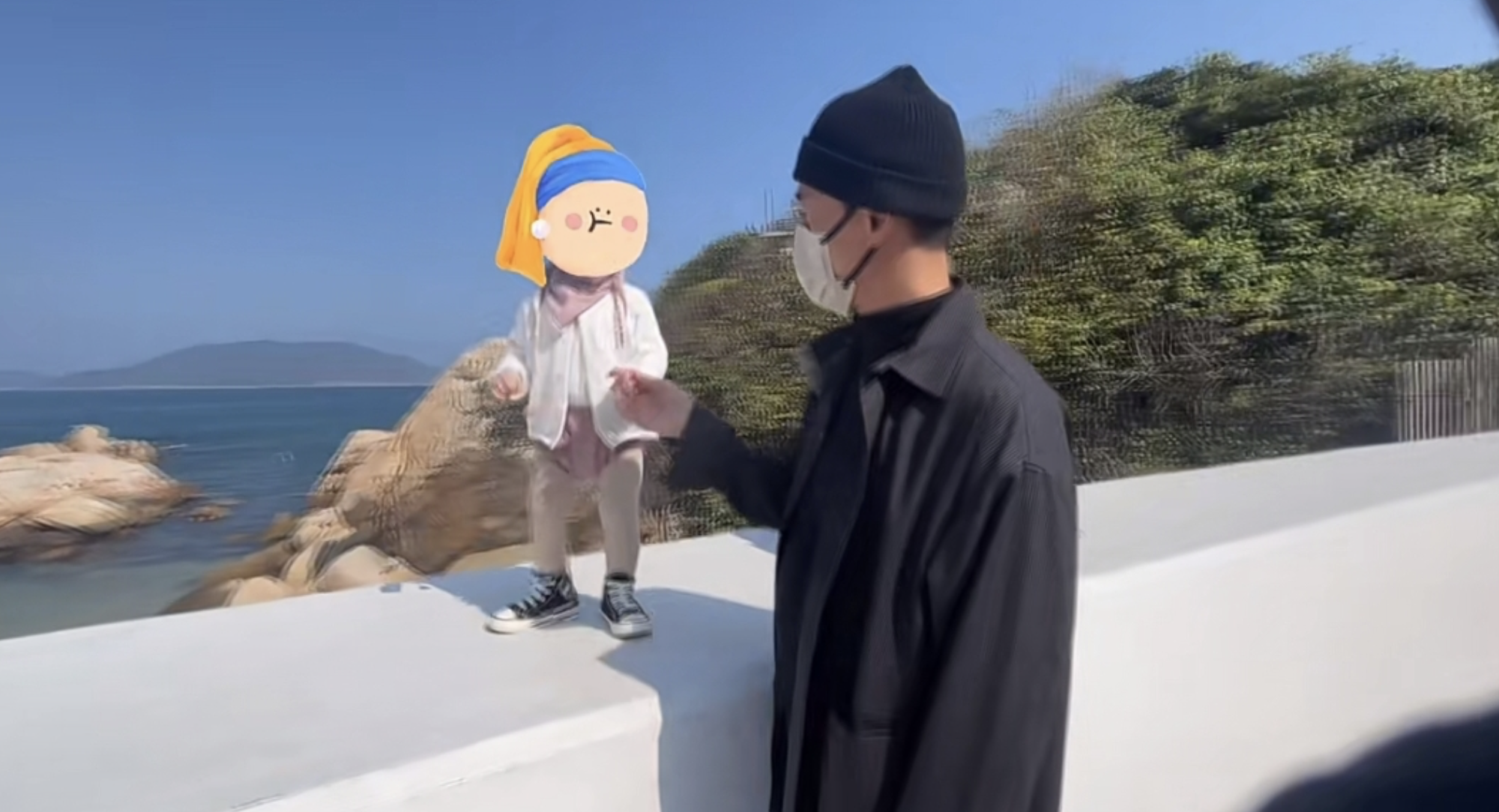 林峯携妻儿海边度假，拥女儿入怀被喊爸爸，格格大脑门被赞有福气