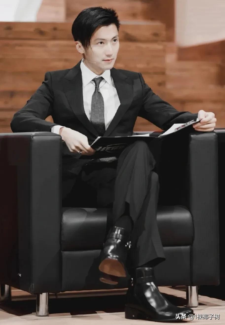 穿西装的谢霆锋 虽然很帅 目光全在那闪亮的增高鞋上