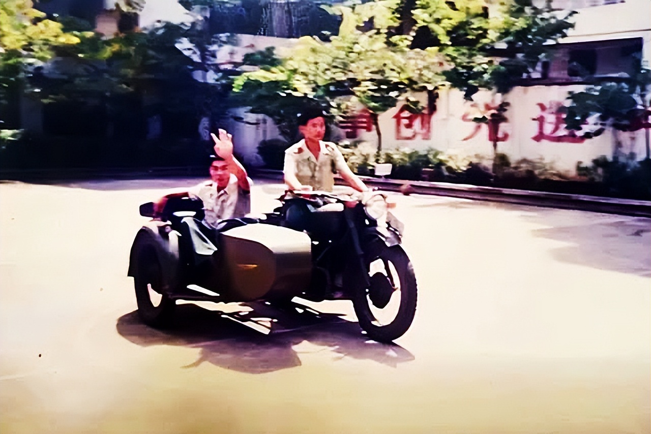 贵州英雄！D2809次动车司机杨勇，原来是退伍老兵，曾开摩托车