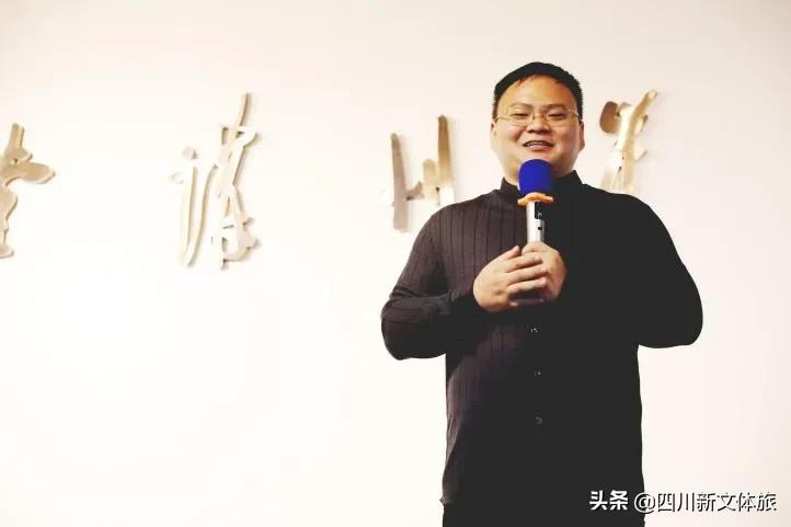 詩(shī)人阿紫應邀參加“崖州大講堂”系列第一期文化活動(dòng)