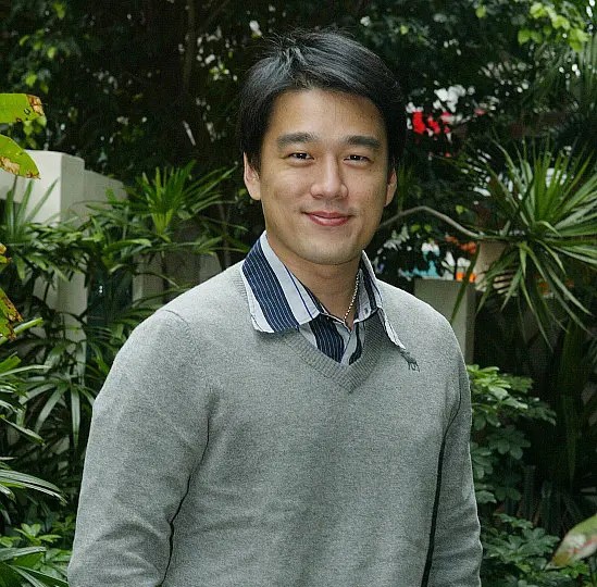 6位娱圈明星夫妻，从校服到婚纱，个个娶初恋，在一起最长40年