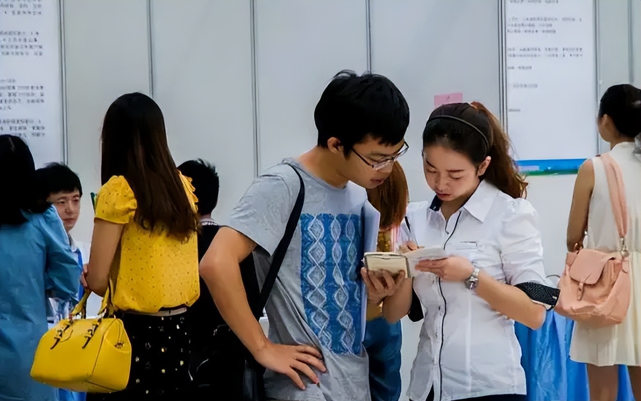 2022本科“红牌专业”出炉，就业率亮起红灯，家有考生要慎重