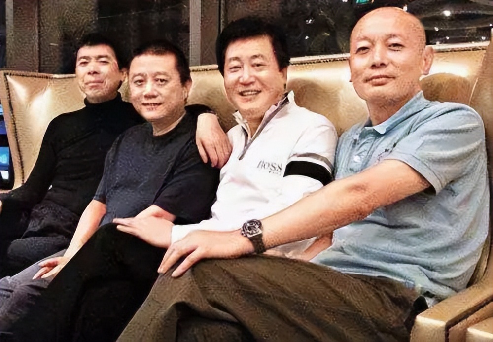 有人选择在娱乐圈硬混，有人选择保家卫国，同是星二代差距还挺大