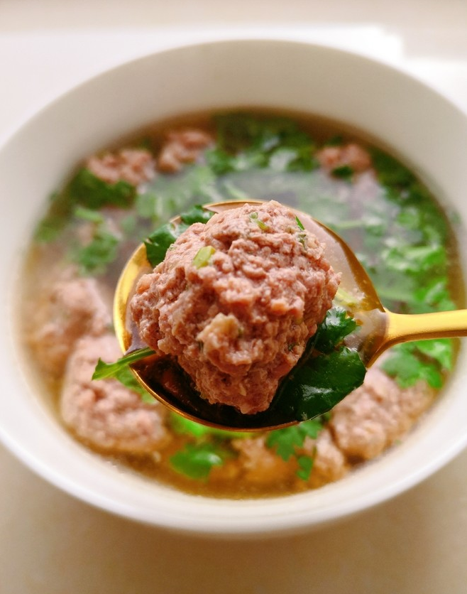 牛肉丸子汤的做法(如何在家做出鲜美q弹的牛肉丸子汤?快学起来吧)