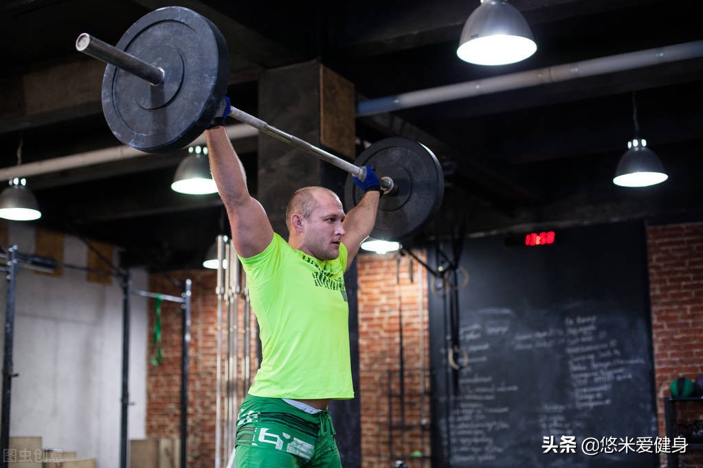杠铃推举多少公斤才算高手级别？