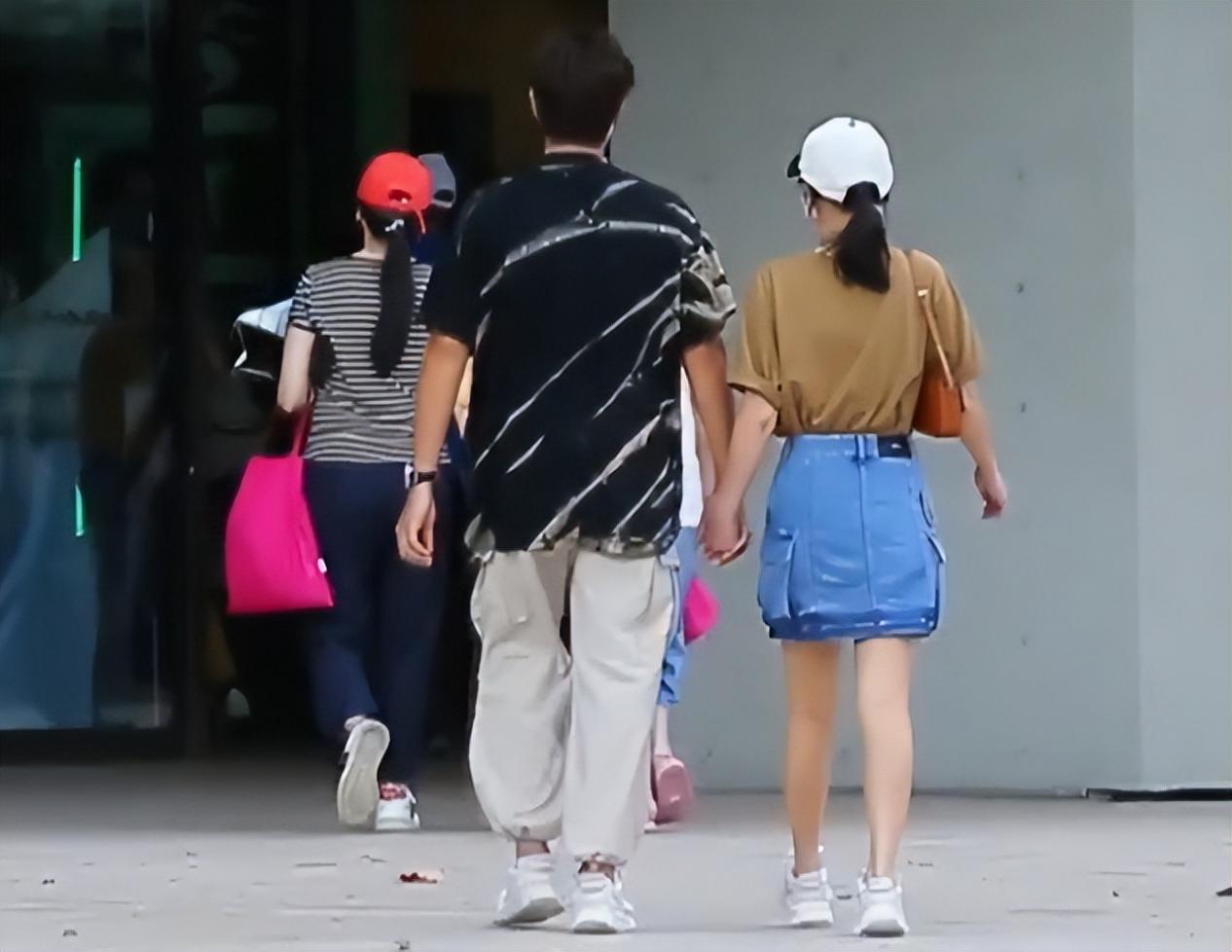 43岁陈乔恩与老公牵手逛街，十指相扣好恩爱，身材妙曼似少女