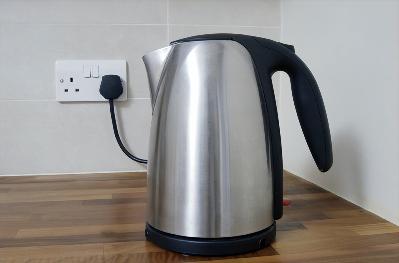 长期喝电热水壶烧的水,身体会中毒还会致癌?4个建议需要了解下