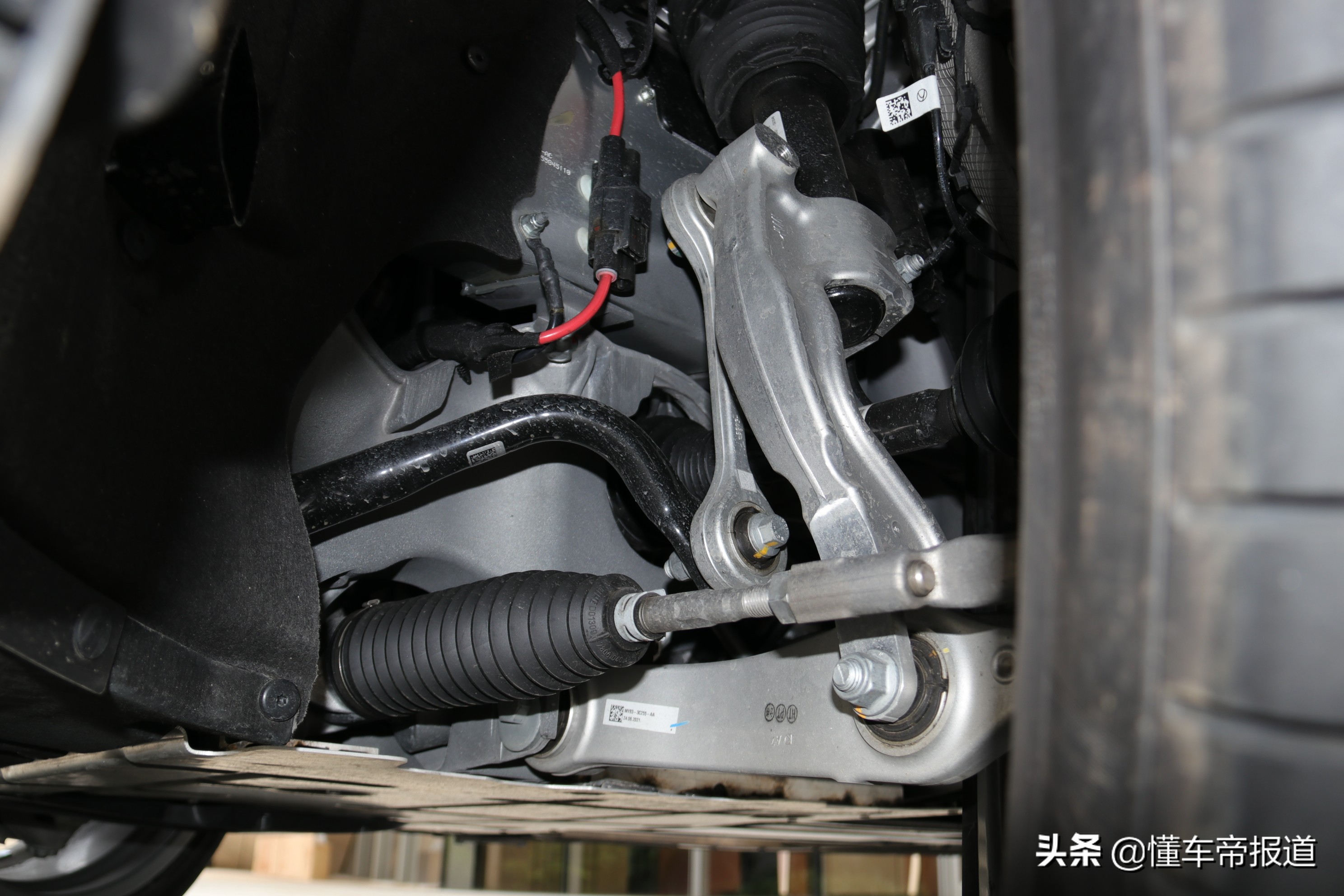 新车|不输4.0T V8，便宜40万元！试驾阿斯顿·马丁DBX STRAIGHT-SIX