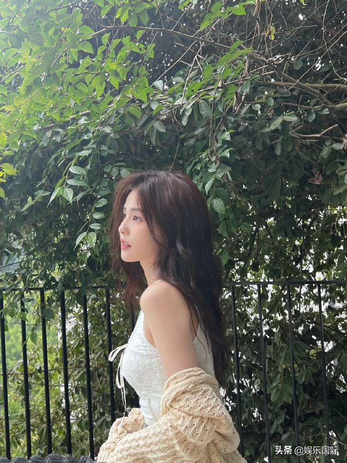 白鹿被助理扭脸好可爱 对镜搞怪摆拍关系好