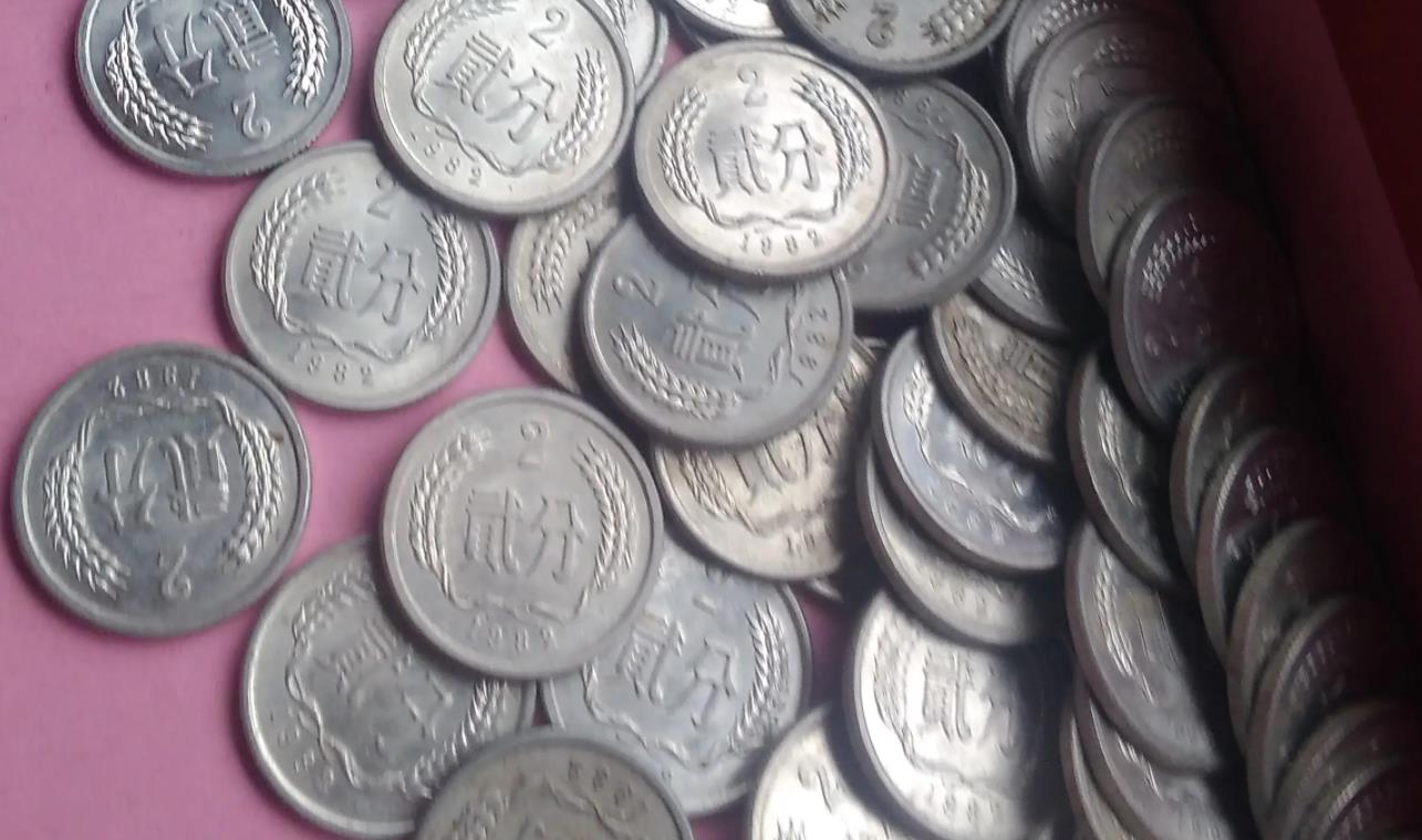 我国发行的第一套流通硬币，1982年2分硬币，值多少钱？