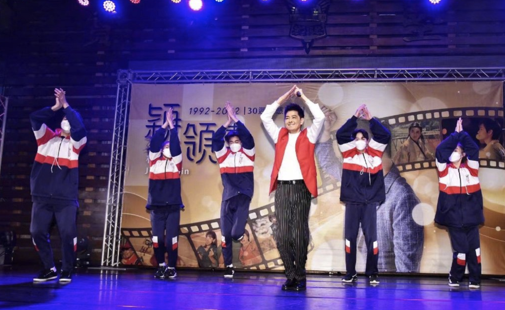 林志颖回母校庆祝出道30周年，学弟学妹们伴舞，站满楼道人气超高