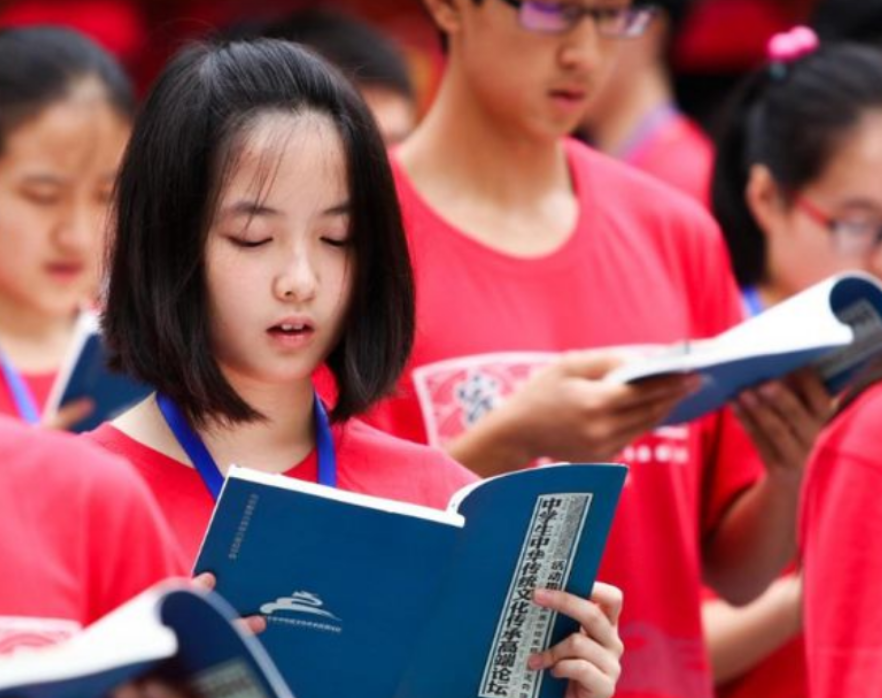 初中生发型新规定，男生发型酷似军人，女生看后“愁眉不展”