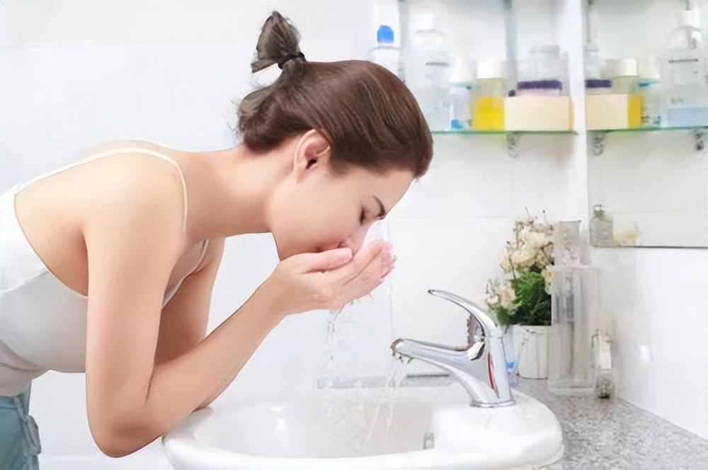 女性來月經時，切記“2洗3不洗”，或能減少濕氣入侵，對身體好