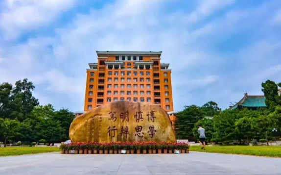 这所大学校内拥有37个食堂，5个地铁站，网友：又是别人家学校