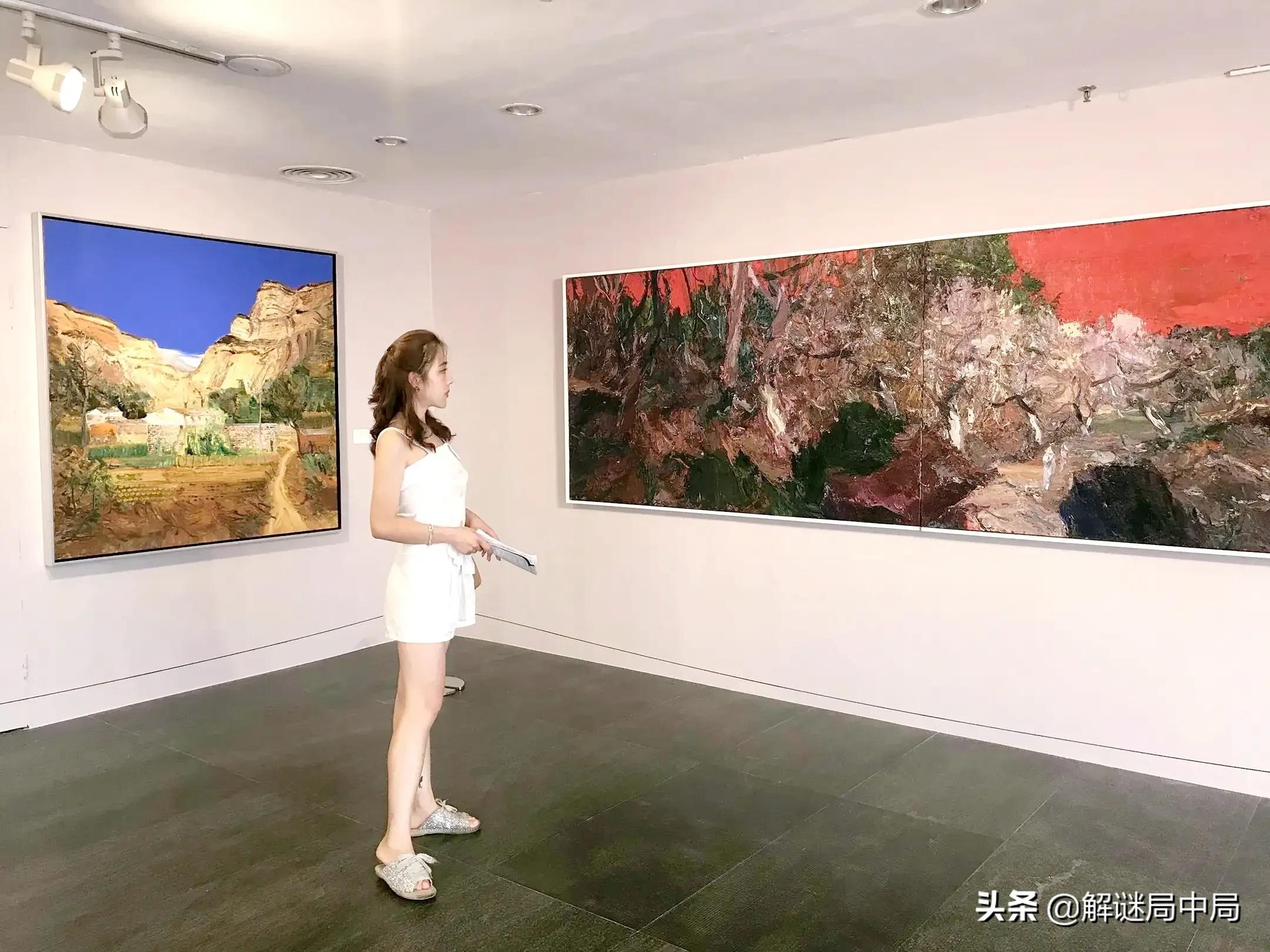 贵州女主持人晒出画展照片，白色裙装和画成对比，太知性和惊艳了