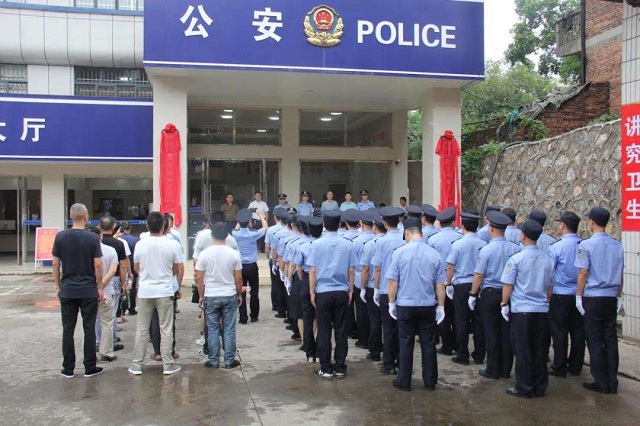 重庆最牛女黑老大，靠漂亮脸蛋盘踞重庆15年为害一方，手段残忍