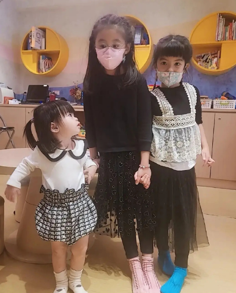 修杰楷好友晒照为波妞庆生，波妞打扮淑女涂指甲油，新发型好活泼