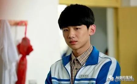 收视第一！刚出道被记者揩油，蛰伏多年终于爆火，今被调侃注孤身