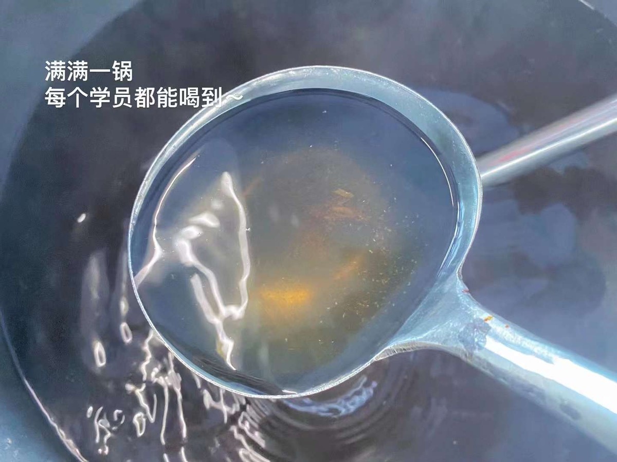 暖胃更暖心-青华模具学院为师生送感冒茶