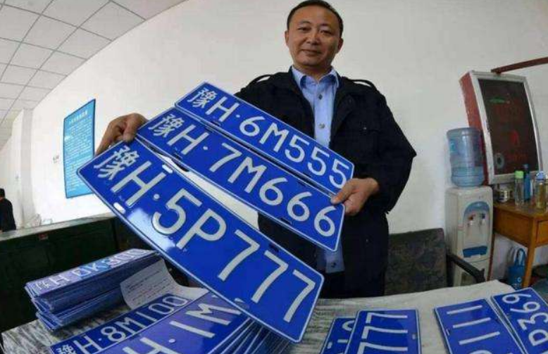 汽车过户时车牌能否一同转移？详解办理流程与注意事项