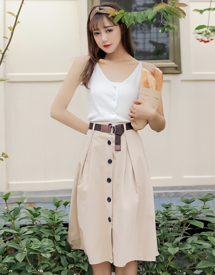 女人应常备这“3件上衣”，夏天百搭又时髦，搭裙子、裤子都好看